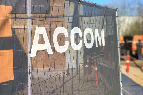 ACCOM banner danner hegn omkring byggepladsen ved kontorbyggeri i Kolding